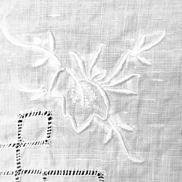 Vintage White Napkins Set 12 Cotton Blend Embroidered Floral Design Crochet Trim - Picture 4 of 10